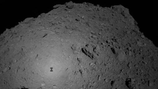 L'ombre portée de la sonde Hayabusa2 sur l'astéroïde Ryugu. Approximativement 130 mètres les séparent (3 oct. 2018). [JAXA - @haya2e_jaxa]