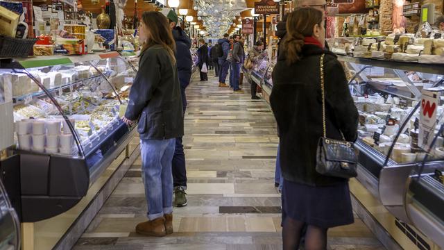 Des clients dans les commerces de la Halle de Rive, le dimanche 24 décembre 2017. [Keystone - Salvatore Di Nolfi]