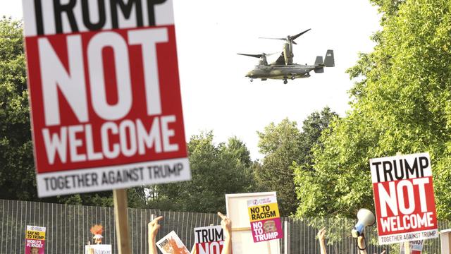 Des manifestants anti-Trump devant la résidence de l'ambassadeur américain à Londres. [Keystone/PA via AP - Gareth Fuller]