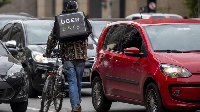 Un coursier Uber Eats dans le trafic à Sao Paulo au Brésil. (Image d'illustration). [AGIF - Suamy Beydoun]