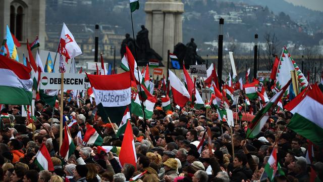 Un rassemblement devant le Parlement hongrois à Budapest le 15 mars dernier, à l'occasion d'un discours du président Viktor Orban. [AFP - Attila Kisbenedek]