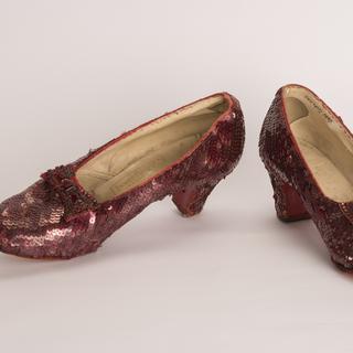 Les chaussures rouges à paillettes portées par l'actrice Judy Garland dans le film "Le magicien d'Oz". [FBI/Reuters]