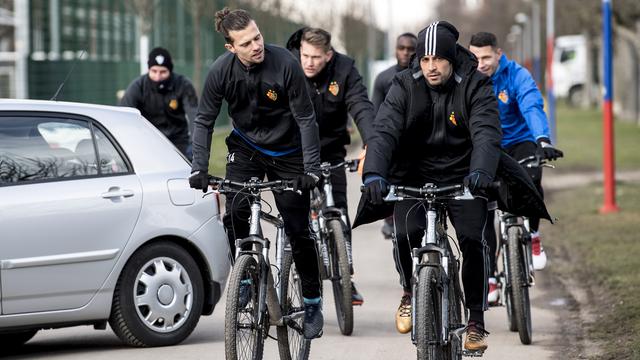 Valentin Stocker et Davide Calla discutent après un entraînement à la veille du match contre les Citizens. [Urs Lindt]