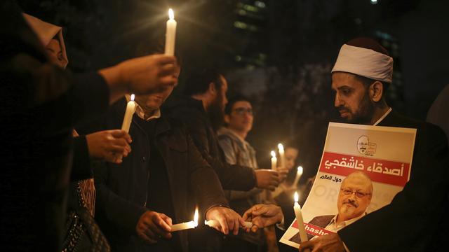 Des manifestants devant le consulat d'Arabie saoudite à Istanbul, pour un hommage au journaliste assassiné Jamal Khashoggi. [AP/Keystone - Emrah Gurel]
