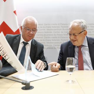 Le chef de l'OFAG Bernard Lehmann avec Johann Schneider-Ammann à Berne, 21.08.2018. [Keystone - Peter Klaunzer]