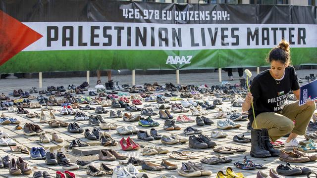 Les milliers de paires de chaussures déposées à Bruxelles. [AP/Keystone - Olivier Matthys]