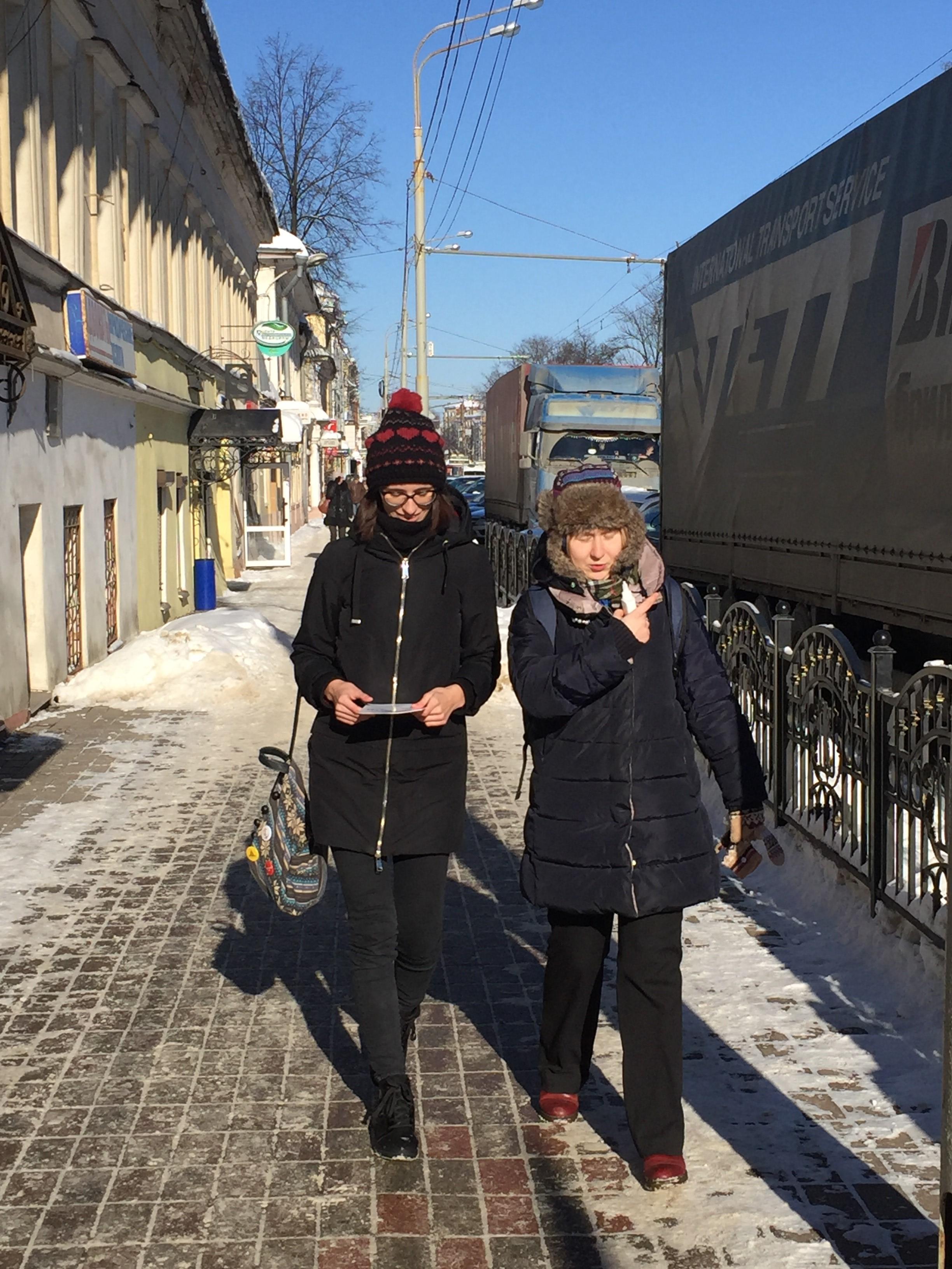 Alexandra (droite) et Anna (gauche), deux militantes pro-Navalny, collent des affiches appelant au boycott des élections du 18 mars. [RTSinfo - Stephen Mossaz]