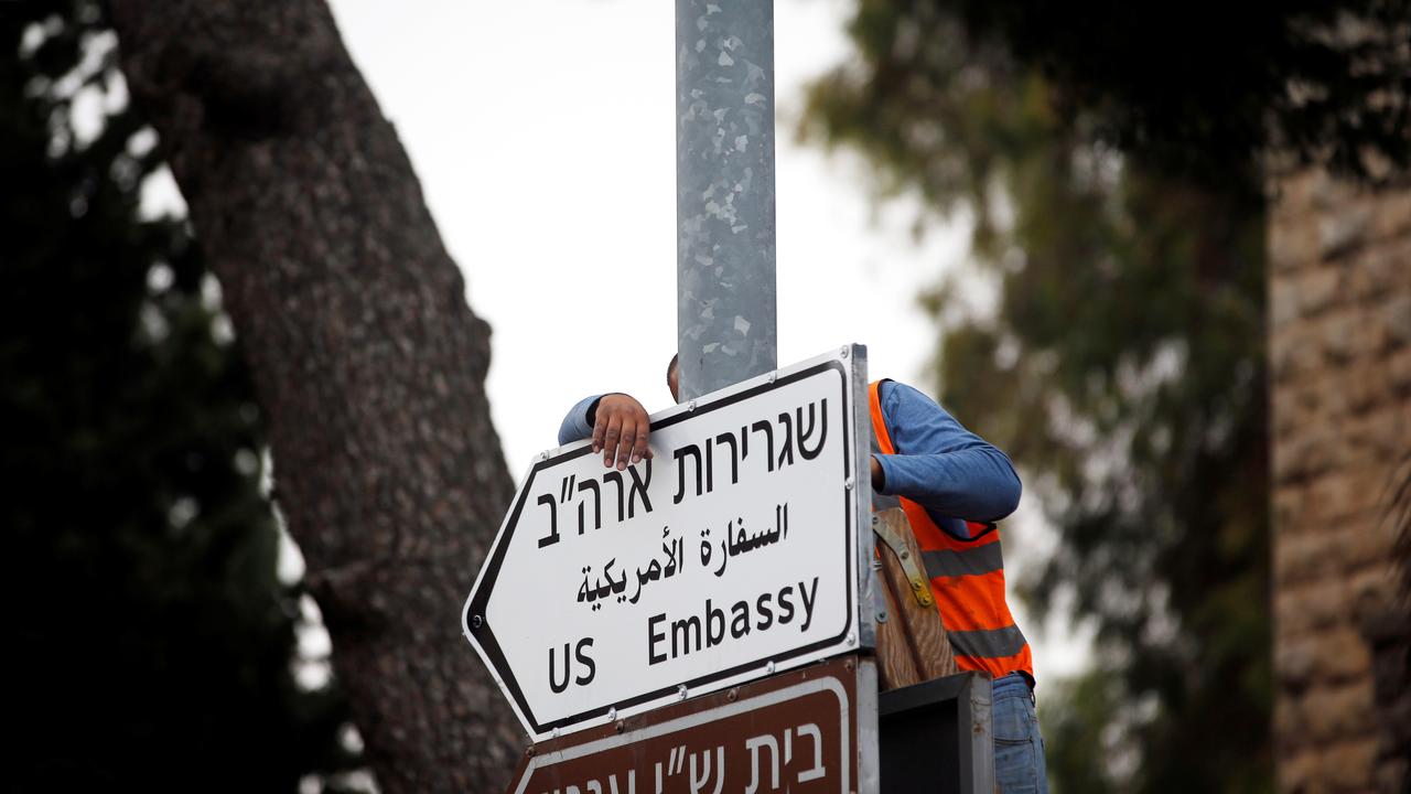 Des panneaux indiquant l'ambassade américaine ont été installés lundi 7 mai à Jérusalem. [reuters - Ronen Zvulun]