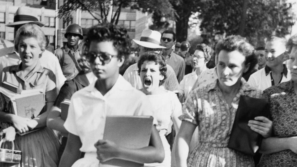 La célèbre photo d'Elizabeth Eckford prise par Will Counts en septembre 1957. En arrière-plan, on voit Hazel Bryan Massery, la fille blanche en train de hurler. [Will Counts]