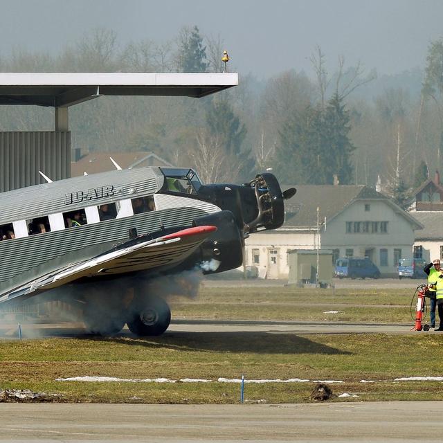 Les deux derniers appareils de collection de Ju-Air ne pourront plus voler jusqu'à nouvel avis. [Keystone - Steffen Schmidt]