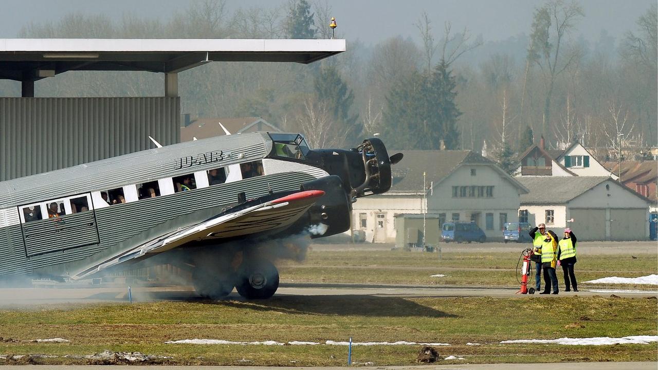 Les deux derniers appareils de collection de Ju-Air ne pourront plus voler jusqu'à nouvel avis. [Keystone - Steffen Schmidt]