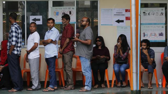 Des citoyens des Maldives faisant la queue à Malé. [AP/Keystone - Eranga Jayawardena]