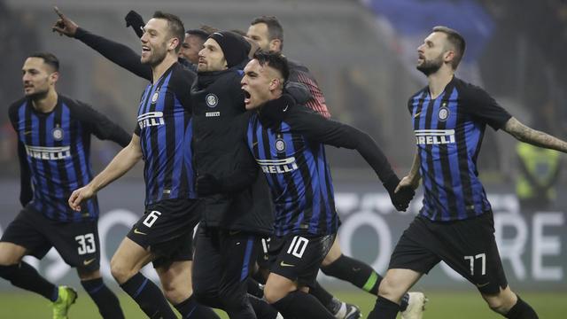 Décès d'un supporter de l'Inter Milan après des incidents avec les tifosis de Naples. [Keystone - Luca Bruno]