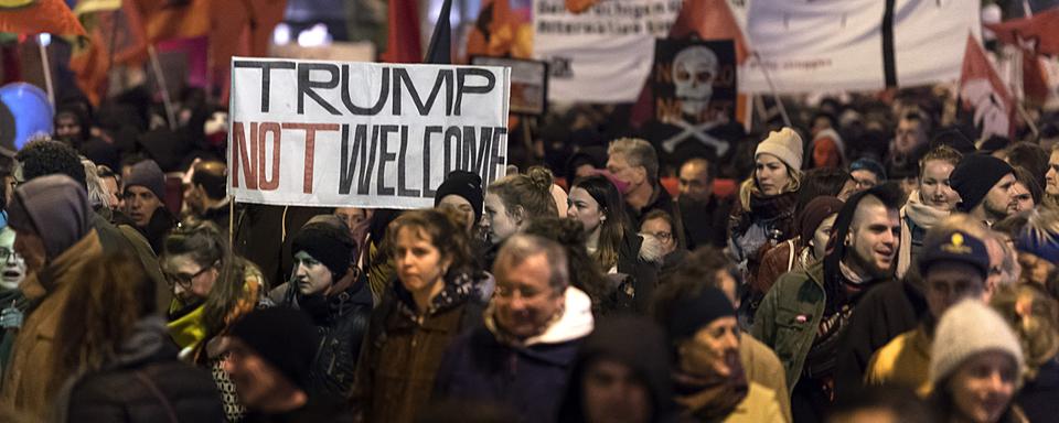 Des manifestants dans les rues de Zurich protestent contre la venue de Donald Trump à Davos. [Keystone - Walter Bieri]