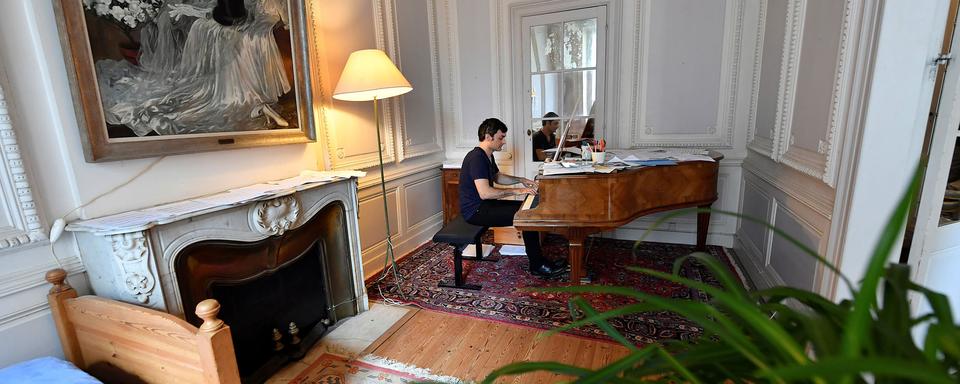 Le pianiste Ivan Ilic dans son appartement à Bordeaux, le 3 octobre 2017. [AFP - Georges Gobet]