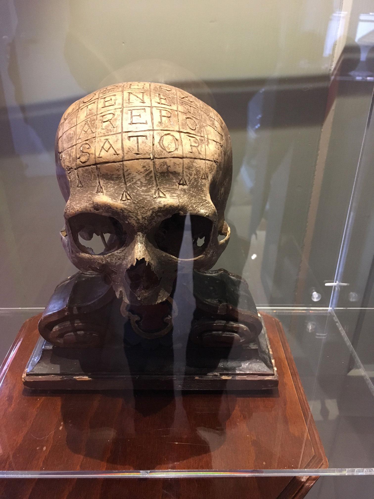 Crâne d'ancêtre à l'os gravé d'une devise, au Hexenmuseum, le Musée des sorcières. [RTS - Thierry Sartoretti]