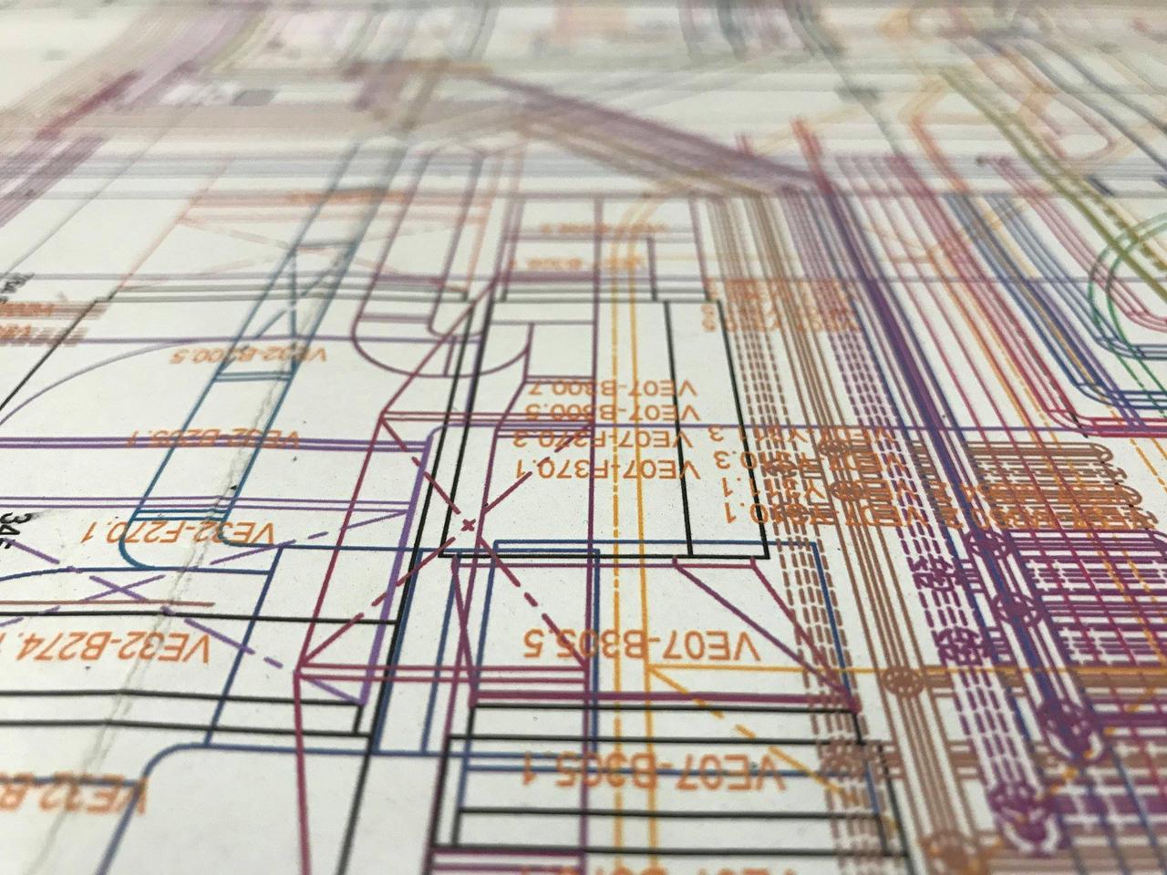 Plan des circuits électriques et informatiques, des conduites d’eau et d’aération de l’une des salles du futur mcb-a à Lausanne. [mcb-a]