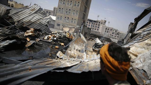 Un employé regarde une fabrique de chocolat détruite par un bombardement à Sanaa, au Yémen. [Keystone - AP Photo/Hani Mohammed]