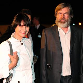 Max Göldi, aux côtés de Micheline Calmy-Rey, lors de son arrivée à l'aéroport de Kloten le 14 juin 2010, après ses 695 jours de captivité en Libye. [Keystone - Steffen Schmidt]