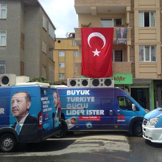 Des vans à l'effigie du président Erdogan en vue de sa réélection lors des élections qui débutent le 24 juin. [RTS - Alexandre Habay]