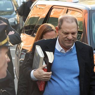 Le producteur américain Harvey Weinstein à son arrivée à un commissariat du sud de Manhattan, à New York, le 25 mai 2017. [AFP - Bryan R. Smith]