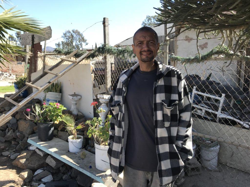 Luis vit à Tijuana, à quelques mètres de la frontière et des prototypes de mur. [RTS - Raphaël Grand]