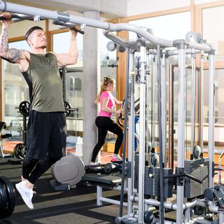 Le footballeur Dennis Hediger s'entraîne au fitness en respectant des règles de base pour éviter les blessures. [Bureau de prévention des accidents (BPA)]