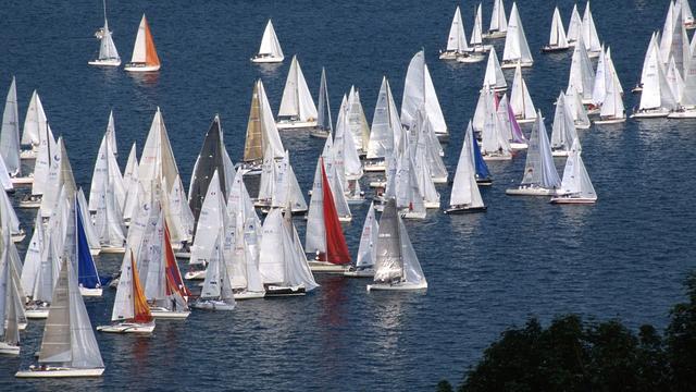 Voiliers en lice lors du l'édition 2002 du Bol d'Or sur le Léman. [RTS - Benoît Aymon]