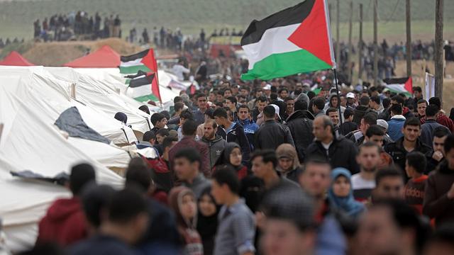 Les affrontements entre les Palestiniens et les soldats israéliens ont faits 16 morts  vendredi à la frontière de la bande de Gaza. [Keystone - Mohammed Saber - EPA]