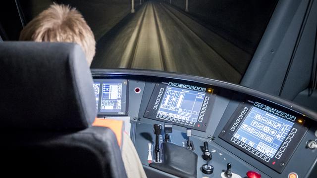 Un conducteur de locomotive photographié lors d'un trajet entre Berne et Olten, le 5 décembre 2017. [Christian Merz]