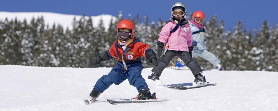 L'avenir du financement des camps de ski rebondit au Conseil des Etats. [Keystone - Gaetan Bally]