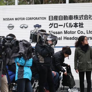 Les journalistes massés devant le conseil d'administration de Nissan à Yokohama au Japon. [Yomiuri Shimbun/AFP - Takuya Matsumoto]