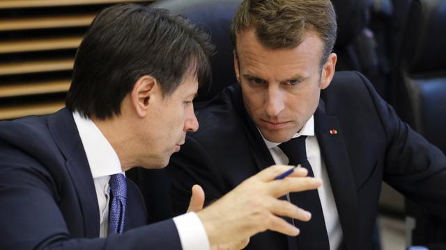 Le chef du gouvernement italien Giuseppe Conte et celui du gouvernement français Emmanuel Macron, lors d'un "mini-sommet" européen à Bruxelles, le 24 juin 2018. [EPA/Keystone - Olivier Hoslet]