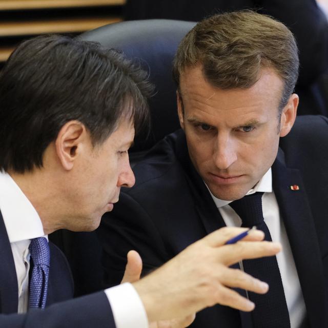 Le chef du gouvernement italien Giuseppe Conte et celui du gouvernement français Emmanuel Macron, lors d'un "mini-sommet" européen à Bruxelles, le 24 juin 2018. [EPA/Keystone - Olivier Hoslet]