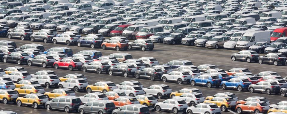 Un parc de voitures VW neuves. [Keystone - Jörg Sarbach]