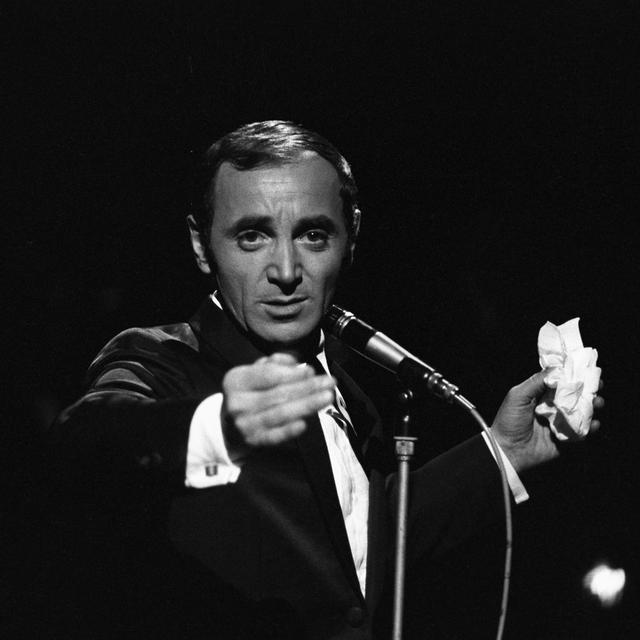 Charles Aznavour derrière le micro lors de l'enregistrement d'un numéro de "Palmarès des chansons". [AFP - Bernard Pascucci / Ina]