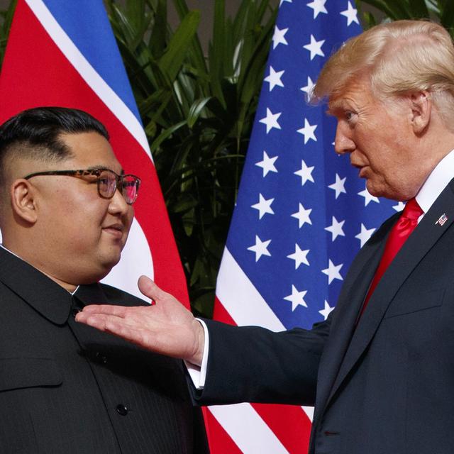 Donald Trump et Kim Jong-un s’invitent mutuellement après leur rencontre historique. [AP/Keystone - Evan Vucci]