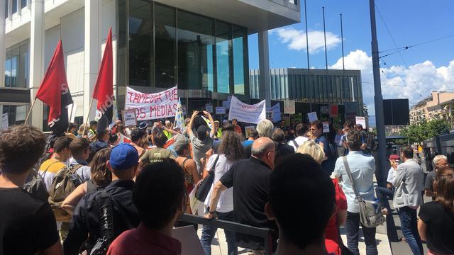 Les manifestants se sont rassemblés devant le siège des rédactions romandes à Lausanne. [RTS - Jordan Davis]