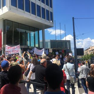 Les manifestants se sont rassemblés devant le siège des rédactions romandes à Lausanne. [RTS - Jordan Davis]