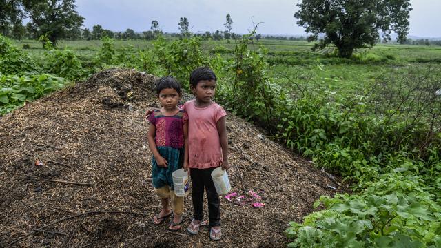 Dans l'Etat du Maharashtra, les bidons de pesticides usagés sont réutilisés pour transporter de l’eau potable, explique Public Eye. [Panos Pictures/Public Eye - Atul Loke]