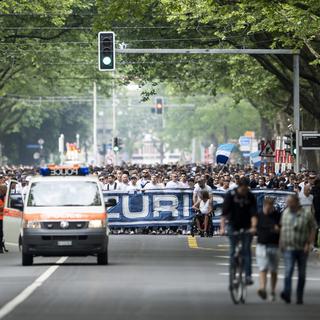 Le cortège des supporters du FC Zurich défilant dans les rues de Berne ce dimanche 27 mai. [Keystone - Ennio Leanza]