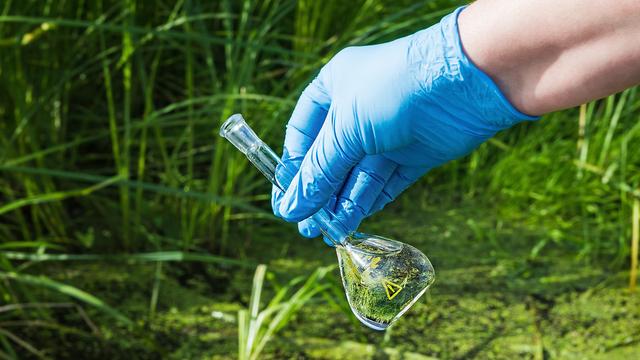 Une révision de lʹordonnance fédérale sur la protection des eaux prévoit dʹaugmenter les concentrations de 25 micropolluants tolérées dans les eaux de surface. Parmi eux, le glyphosate. [Fotolia - Irina]