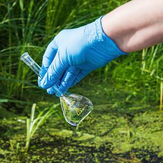 Une révision de lʹordonnance fédérale sur la protection des eaux prévoit dʹaugmenter les concentrations de 25 micropolluants tolérées dans les eaux de surface. Parmi eux, le glyphosate. [Fotolia - Irina]