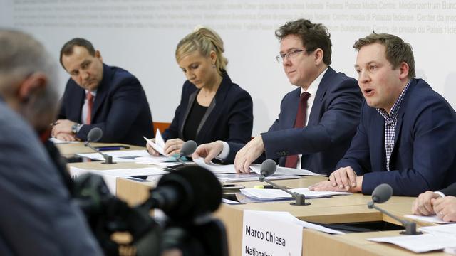 Les conseillers nationaux UDC Lukas Reimann, Albert Roesti, Céline Amaudruz et Thomas Matter (d. à g.) lors de la conférence de lancement de l'initiative "Pour une immigration modérée". [Keystone - Peter Klaunzer]