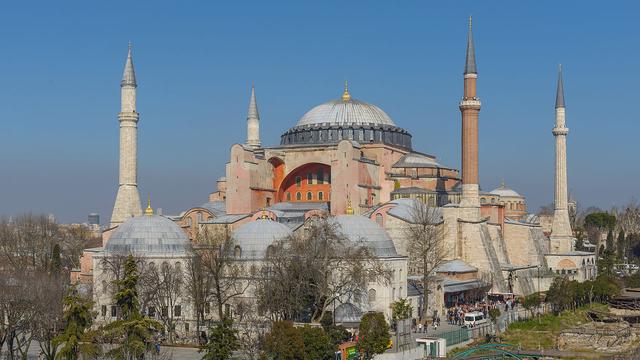 Sainte-Sophie, basilique chrétienne de Constantinople (aujourd'hui Istanbul) construite au IVe siècle est devenue une mosquée au XVe siècle [wikimedia - Arild Vågen]