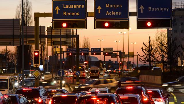 Circulation dense à la sortie du travail dans la zone commerciale de l'Ouest lausannois, entre Crissier et Bussigny, le 27 janvier 2016. [Keystone - Jean-Christophe Bott]