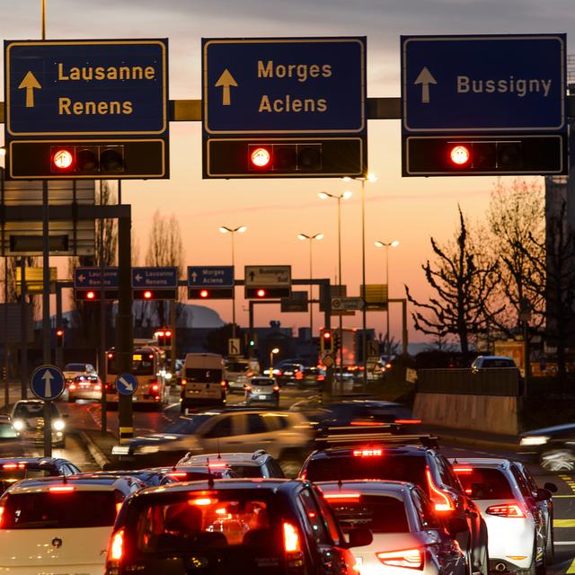 Circulation dense à la sortie du travail dans la zone commerciale de l'Ouest lausannois, entre Crissier et Bussigny, le 27 janvier 2016. [Keystone - Jean-Christophe Bott]