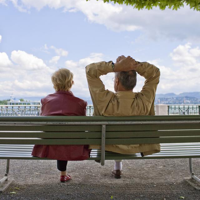 Un couple de jeunes retraités assis sur un banc à Zurich. [Keystone - Gaëtan Bally]