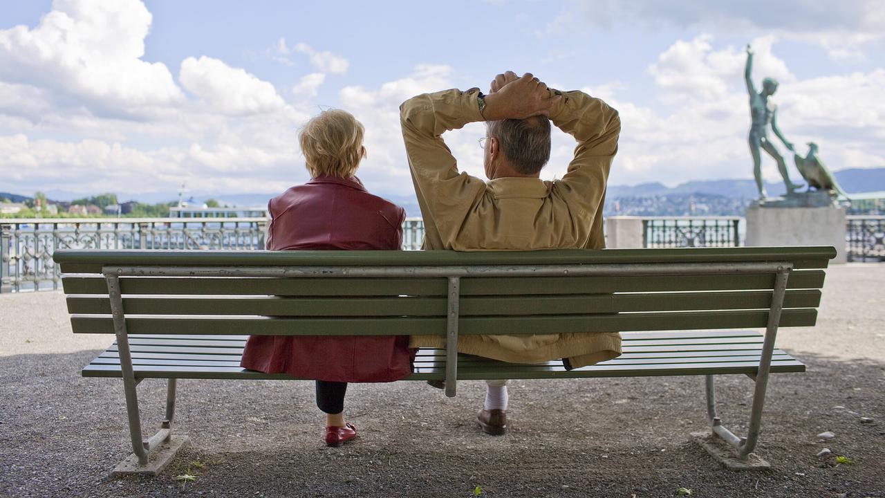 Un couple de jeunes retraités assis sur un banc à Zurich. [Keystone - Gaëtan Bally]