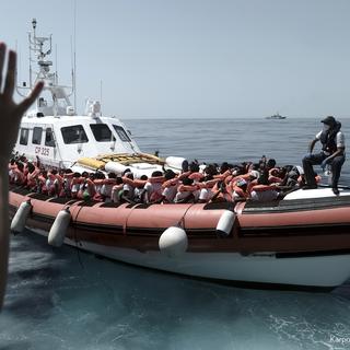 Une partie des migrants de l'Aquarius a été transférée sur un navire italien. [Keystone - Kenny Karpov/SOS Mediterranee via AP]